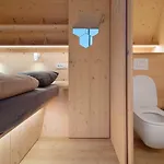 Honeybee - Hisa Kranjske Cebele בית הארחה