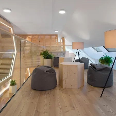 Honeybee - Hisa Kranjske Cebele * Visnja Gora