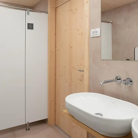 Honeybee - Hisa Kranjske Cebele * Visnja Gora