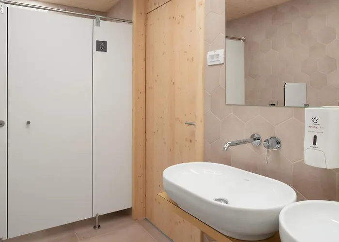 Honeybee - Hisa Kranjske Cebele * Visnja Gora